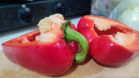 Foto de El pimiento rojo fresco dulce en la tabla de la cocina, hortalizas que cocinan, el vegetarianismo. Foto de alta calidad - Imagen libre de derechos