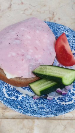 sándwich con salchicha hervida, pepino y tomate, comida para el desayuno. Foto de alta calidad