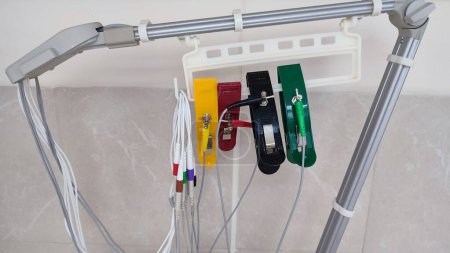 Bunte Wäscheklammern an einem medizinischen Gerät in einer Klinik, Gegenstände. Hochwertiges Foto