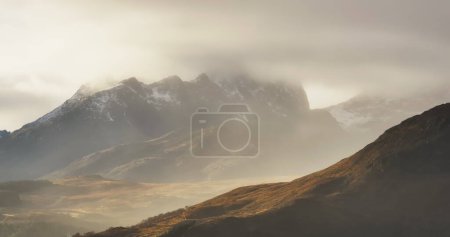 Mystic Peaks: Goldenes Licht auf Lofotens zerklüftetem Gelände. Hochwertiges 4k Filmmaterial