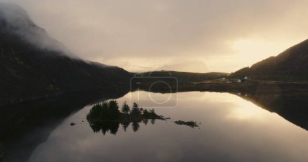 Ruhige Morgendämmerung auf den Lofoten: Spiegelnde Gewässer und neblige Berge. Hochwertiges 4k Filmmaterial