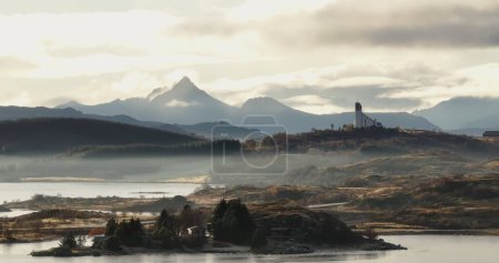 Heilige Einsamkeit: Kirche mit Blick auf Lofotens ruhige Gewässer. Hochwertiges 4k Filmmaterial