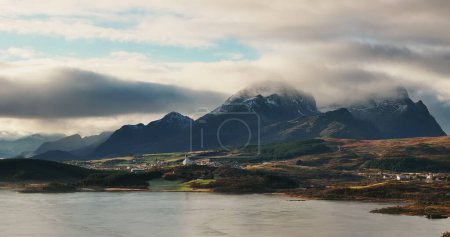 Lofotens Majestic Mountains mit Blick auf ein ruhiges Dorf. Hochwertiges 4k Filmmaterial