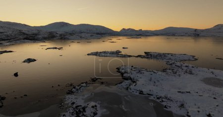 Arctic Embrace: Norways Winter Archipelago at Dusk. Images 4k de haute qualité