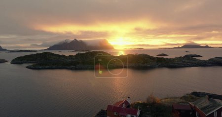 Coucher de soleil doré à Lofoten : Norways Island Paradise Illuminé. Images 4k de haute qualité