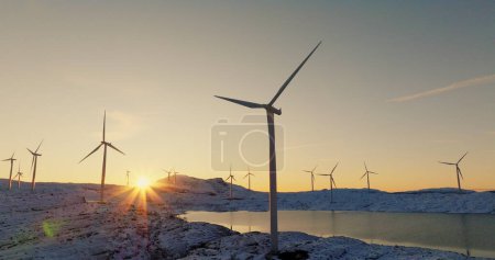 Erneuerbare Energien bei Sonnenuntergang - Windräder in verschneiter norwegischer Landschaft. Hochwertiges 4k Filmmaterial