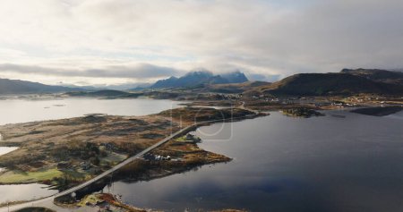 Heiterer Morgen über den Lofoten, Norwegen - Luftaufnahme. Hochwertiges 4k Filmmaterial