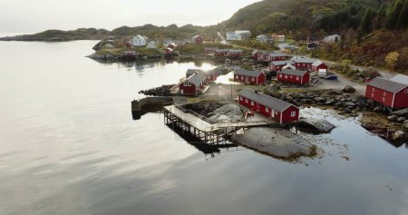 Küstenzauber: Nusfjords Morning Reflections. Hochwertiges 4k Filmmaterial