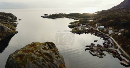 Heitere Umarmung in den Nusfjorden: Ein Dorf auf den Lofoten in der Dämmerung. Hochwertiges 4k Filmmaterial