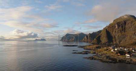 Küstenklarheit: Morgenlicht über dem Dorf der Lofoten. Hochwertiges 4k Filmmaterial