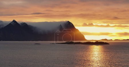 Lofoten Morgendämmerung: Das Erwachen der arktischen Pracht. Hochwertiges 4k Filmmaterial
