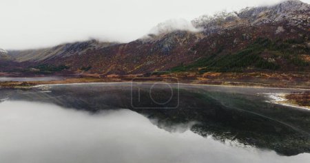 Mystische Morgenstunden auf den Lofoten: Nebelumhüllte Gipfel und spiegelglatter See. Hochwertiges 4k Filmmaterial