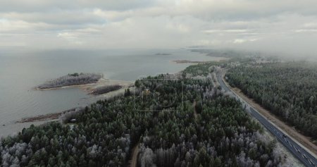 Winterstraße entlang der Bucht von Botnia - Luftaufnahme in Finnland. Hochwertiges 4k Filmmaterial