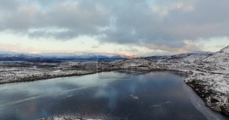 Winterglühen auf Norwegens gefrorenem See. Hochwertiges 4k Filmmaterial