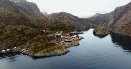 Heiterer Nusfjord: Luftaufnahme eines traditionellen Fischerdorfes in Norwegen. Hochwertiges 4k Filmmaterial