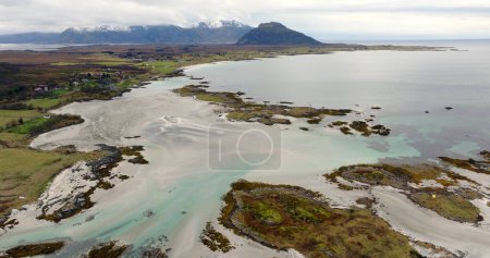Arctic Paradise: Luftaufnahme von Lofotens smaragdgrünen Gewässern und Sandstränden. Hochwertiges 4k Filmmaterial