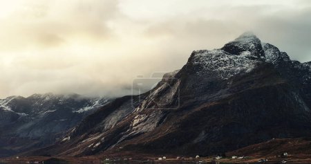 Veiled Peaks: Der geheimnisvolle Reiz der Lofotens Mountains. Hochwertiges 4k Filmmaterial