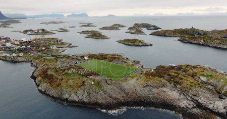 Campo de fútbol único en la isla noruega Vista aérea en Lofoten. Imágenes de alta calidad 4k