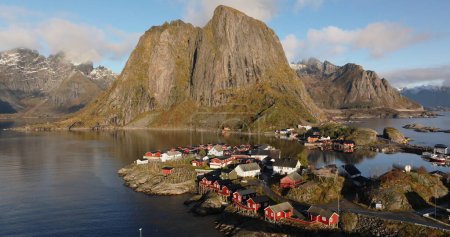 Luftaufnahme des Dorfes Reine mit majestätischer Bergkulisse auf den Lofoten, Norwegen. Hochwertiges 4k Filmmaterial