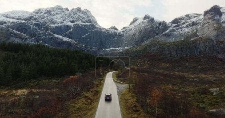 Mountain Road Journey: Ein Autoabenteuer durch Lofotens majestätische Gipfel. Hochwertiges 4k Filmmaterial