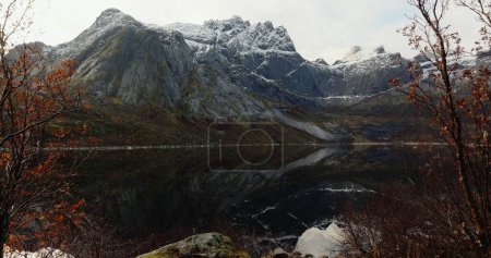 Herbstreflexion: Heiterer See und schneebedeckte Gipfel auf den Lofoten. Hochwertiges 4k Filmmaterial