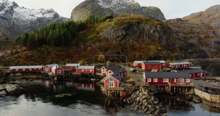 Nusfjords Serenity: Eine Momentaufnahme zeitloser Harmonie. Hochwertiges 4k Filmmaterial