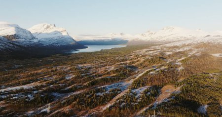 Sunrise Over Snow-Capped Mountains and Lush Valleys in Norways Wilderness. Images 4k de haute qualité