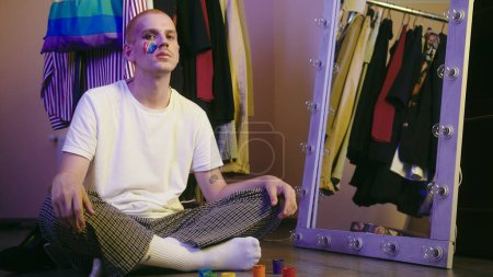 Portrait d'une personne LGBT dans le miroir du vestiaire. Images 4k de haute qualité