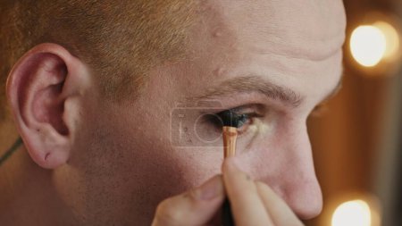 Nahaufnahme von LGBT Individual Applying Black Eyeliner. Hochwertiges 4k Filmmaterial
