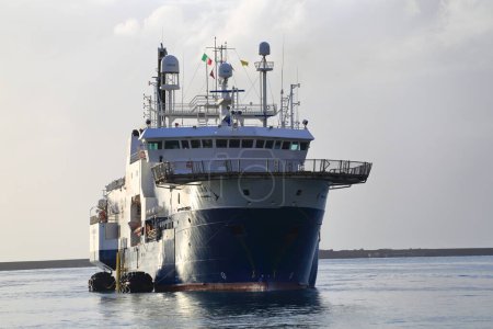 Téléchargez les photos : Salerne, Italie- 11 décembre 2022 : Le navire Geo Barents, l'ONG Medici Senza Frontiere, accoste dans le port de Salerne avec 248 migrants, jeunes et adultes, à bord récupéré dans la mer Méditerranée. - en image libre de droit