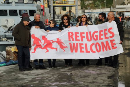 Téléchargez les photos : Salerne, Italie- 11 décembre 2022 : Le navire Geo Barents, l'ONG Medici Senza Frontiere, accoste dans le port de Salerne avec 248 migrants, jeunes et adultes, à bord récupéré dans la mer Méditerranée. - en image libre de droit