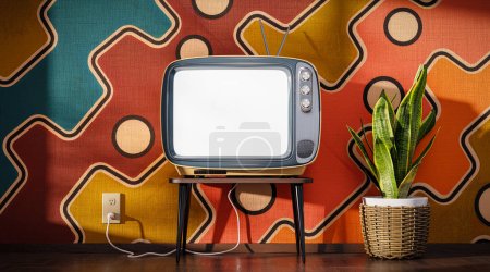 Téléchargez les photos : Vintage écran blanc TV contre papier peint des années 60, à côté de la plante dans un pot - en image libre de droit