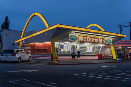 Téléchargez les photos : Downey, CA, États-Unis - 17 sept. 2023 : Le plus ancien restaurant McDonald's au monde est situé en Californie, aux États-Unis. - en image libre de droit