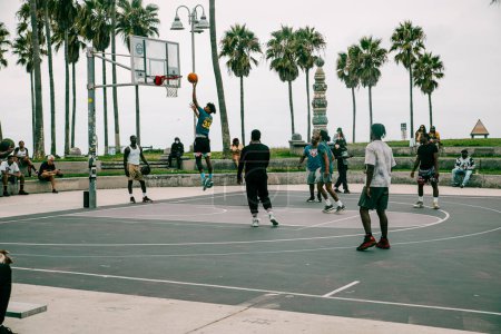 Téléchargez les photos : Venice Beach, Californie, États-Unis - 17 sept. 2023 : Les gars jouent au basket-ball sur le terrain de Venice Beach. - en image libre de droit