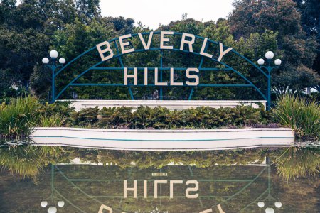 Téléchargez les photos : Le panneau Beverly Hills se dresse majestueusement au cœur du parc Beverly Gardens - en image libre de droit