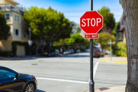 Kreuzung des Typs "All Way Stop" in den USA: Ein Blick in Amerikas einzigartiges Verkehrsleitsystem, das Sicherheit für alle Verkehrsteilnehmer gewährleistet