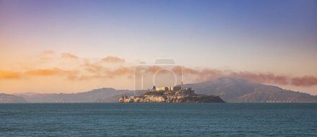 Téléchargez les photos : Panorama de la célèbre prison d'Alcatraz au coucher du soleil, située dans la baie de San Francisco, États-Unis. - en image libre de droit