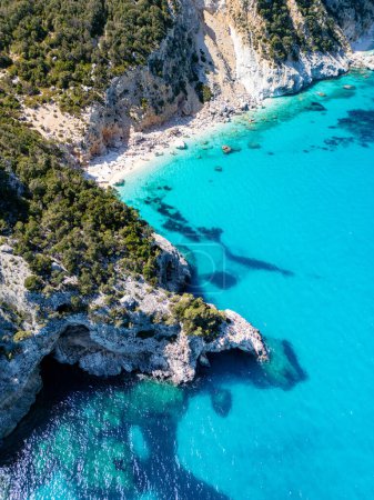 Eine Drohnenaufnahme von Cala Goloritze, einem azurblauen Strand in der Stadt Baunei, im südlichen Teil des Golfs von Orosei, in der Region Ogliastra auf Sardinien.