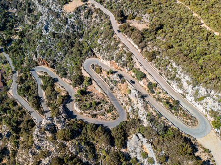 Routes serpentine dans les montagnes en Italie