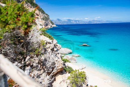Cala Goloritze, ein azurblauer Strand in der Stadt Baunei, im südlichen Teil des Golfs von Orosei, in der Region Ogliastra in Sardinien.