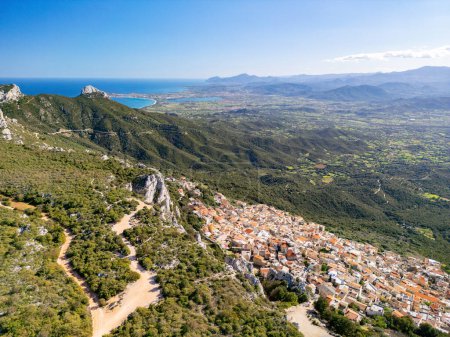 Téléchargez les photos : Village pittoresque dans les montagnes de Baunei en Italie, dans la région de Sardaigne, dans la province de Nuoro, vue aérienne depuis un drone - en image libre de droit