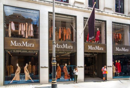 Téléchargez les photos : Londres, Royaume-Uni - 13 août 2022 : Max Mara designer shop at Old Bond street in Mayfair. Old Bond street est la meilleure destination pour les designers de marques de luxe et de bijoux à Londres - en image libre de droit