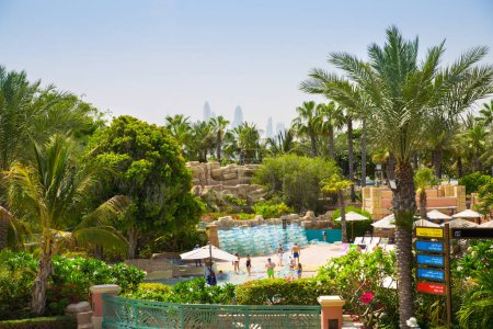 Foto de Dubai, Emiratos Árabes Unidos - 28 de mayo de 2022: Atlantis Aqua venture water park locates on the Palm Jumeirah. Diapositivas y zona de juego - Imagen libre de derechos