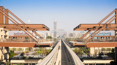 Foto de Dubai, Emiratos Árabes Unidos - 29 May, 2022: Palm Jumeirah monorriel y tren llegando a la estación - Imagen libre de derechos