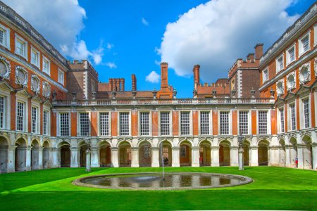 Foto de Londres, Reino Unido - 29 de julio de 2023: Vista al jardín inglés y al este de Hampton court El siglo XVII localiza el oeste de Londres - Imagen libre de derechos