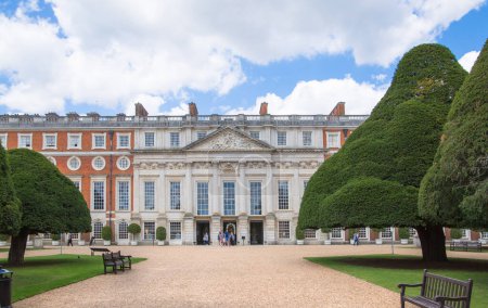 Foto de Londres, Reino Unido - 29 de julio de 2019: Vista al jardín inglés y el frente este de Hampton court del siglo XVII localiza el oeste de Londres - Imagen libre de derechos