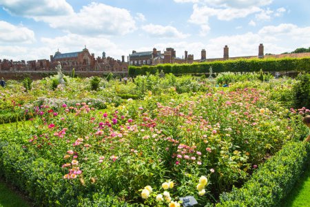 Foto de Londres, Reino Unido - 29 de julio de 2023: Jardín de la cocina de Hampton court, Tudors time - Imagen libre de derechos