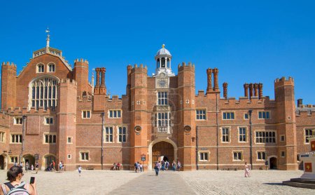 Foto de Londres, Reino Unido - 29 de julio de 2023: La arquitectura inglesa Tudors time, West Front of Hampton court con puerta de entrada, se encuentra en West London - Imagen libre de derechos