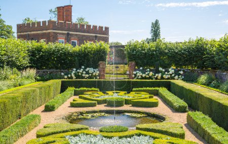 Foto de Londres, Reino Unido - 29 de julio de 2023: Jardín inglés y parque Tudors time, Hampton court localiza en el oeste de Londres - Imagen libre de derechos