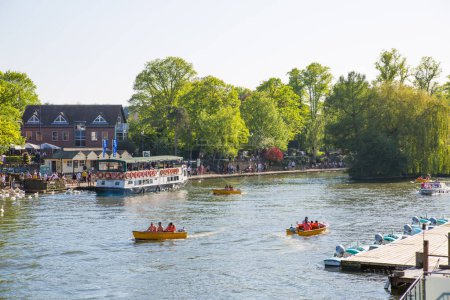 Téléchargez les photos : Windsor, Royaume-Uni - Le 5 mai 2023 : Lac Windsor, restaurants et bateaux au bord de l'eau - en image libre de droit
